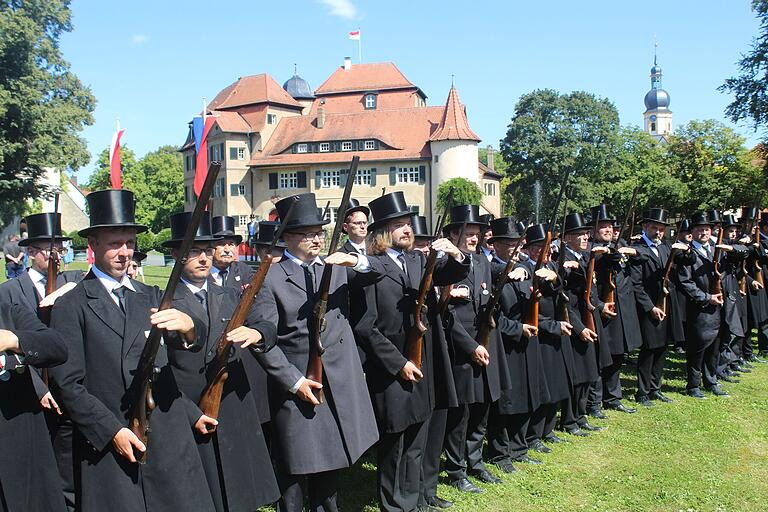 Antreten auf der Wiese am Schloss: Die Bürgerwehr hatte am Dienstag in Rüdenhausen ihren Tag.