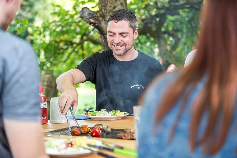 Firmengründer Markus Heurung: Vor zwei Jahren hatte er die Idee für seine transportablen Tische mit eingebautem Grill. Mittlerweile hat er vier Stück davon, die er vermietet. Firmengründer Markus Heurung: Vor zwei Jahren hatte er die Idee für seine transportablen Tische mit eingebautem Grill. Mittlerweile hat er vier Stück davon, die er vermietet.