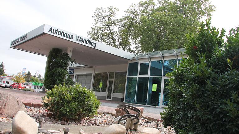 Das Autohaus Wendling ist schon ausgezogen an der Mainberger Straße. Auf dem Grundstück stadtauswärts rechts vor der Ampel wird das neue Parkhaus gebaut.