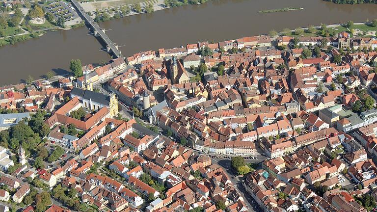 Für die Zukunft der Stadt Kitzingen hat der Stadtrat in seinen Haushaltsberatungen neue Weichen gestellt. Unser Luftbild der Altstadt stammt von 2013. Für die Zukunft der Stadt Kitzingen hat der Stadtrat in seinen Haushaltsberatungen neue Weichen gestellt. Unser Luftbild der Altstadt stammt von 2013.