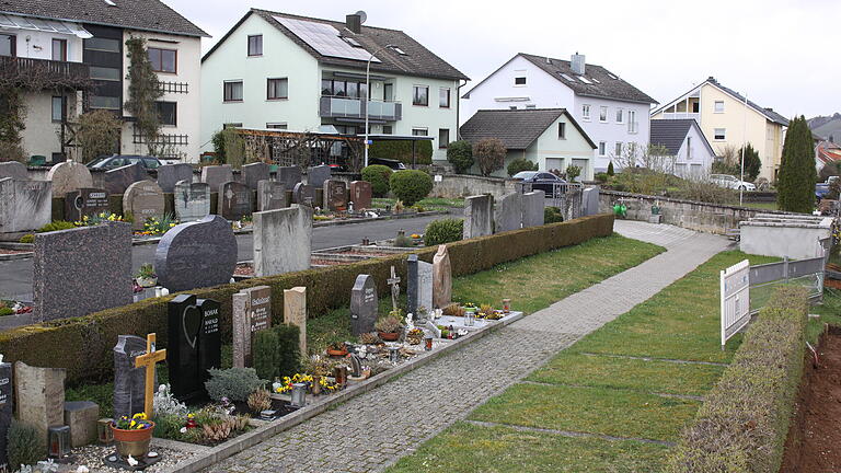 Der nordwestliche Bereich des Himmelstadter Friedhofs mit aufgelassenen oder bisher ungenutzten Gräbern würde bei der geplanten Neugestaltung des Friedhofes das Filetstück bilden.