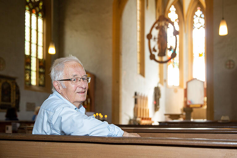 Volkachs Ehrenbürger Herbert Meyer in der Wallfahrtskirche 'Maria im Weingarten'. Im Hintergrund ist die damals geraubte Madonna im Rosenkranz zu sehen. Volkachs Ehrenbürger Herbert Meyer in der Wallfahrtskirche 'Maria im Weingarten'. Im Hintergrund ist die damals geraubte Madonna im Rosenkranz zu sehen.
