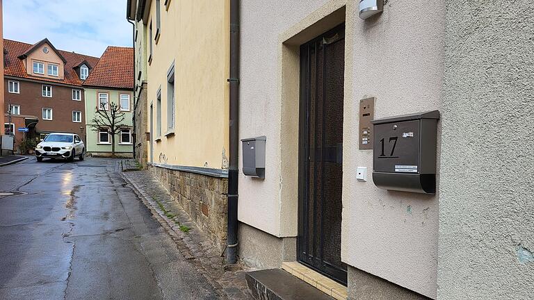 Wer aus dieser Tür tritt, steht sofort auf der Straße. Deshalb soll hier der Gehweg verlaufen.       -  Wer aus dieser Tür tritt, steht sofort auf der Straße. Deshalb soll hier der Gehweg verlaufen.