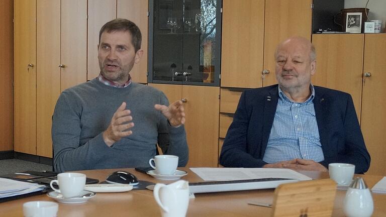 Dieses Archivbild aus dem Jahr 2020 zeigt Grünen-Politiker Hans-Josef Fell (rechts) bei einem Besuch bei Norbert Zösch (links) im Stadtwerk Haßfurt.