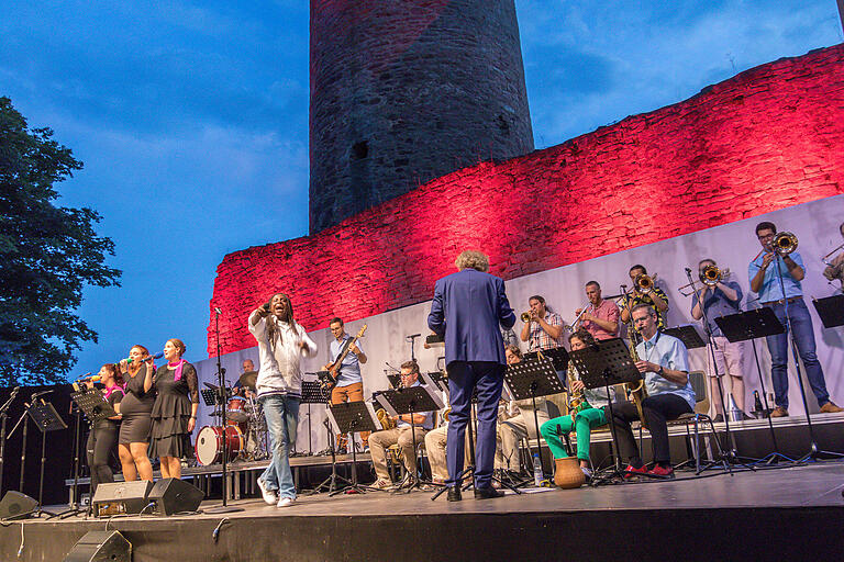 Wie vergangenes Jahr mit Soul-Sänger André Carswell stellt auch in der diesjährigen Saison die Big Band Gemünden im Programm der Scherenburgfestspiele ein musikalisches Highlight dar. Wie vergangenes Jahr mit Soul-Sänger André Carswell stellt auch in der diesjährigen Saison die Big Band Gemünden im Programm der Scherenburgfestspiele ein musikalisches Highlight dar.