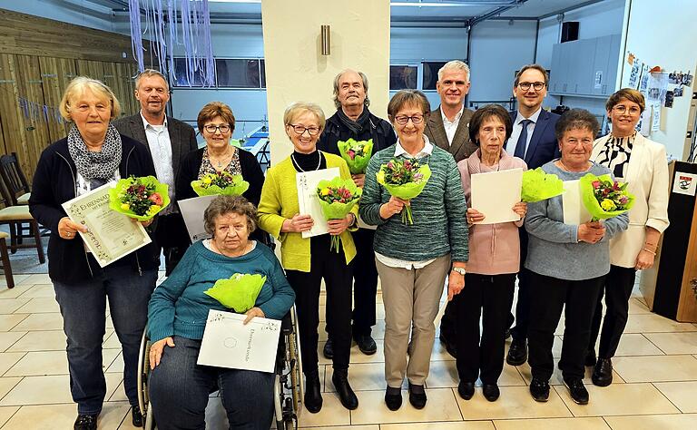 Vorsitzende Daniela Gradl, Bürgermeister Wolfram Thein, Steffen Vogel sowie Kreisfachberater Guntram Ulsamer freuten sich mit den acht für 40 und 50 Jahre geehrten langjährigen Mitgliedern.