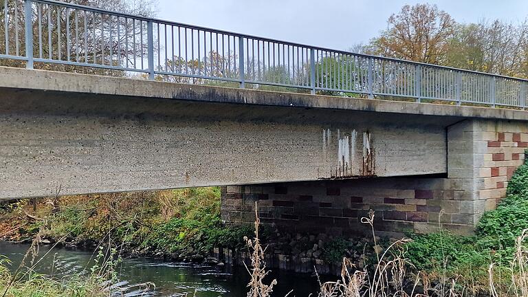 Schadhaft ist auch die Saalebrücke bei Kleinbrach. - Schadhaft ist auch die Saalebrücke bei Kleinbrach. Schadhaft ist auch die Saalebrücke bei Kleinbrach. - Schadhaft ist auch die Saalebrücke bei Kleinbrach.