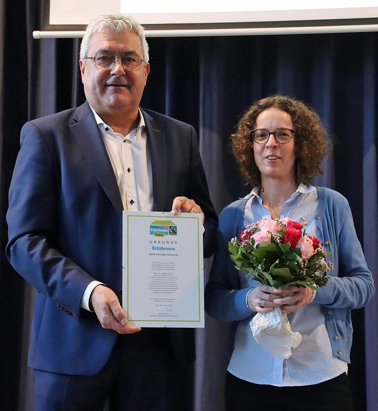 An Manuela Teubel, Verantwortliche der örtlichen Steuerungsgruppe, überreichte der Bürgermeister die Auszeichnung zur Verlängerung der Ernennung der Gemeinde zur Fairtrade-Town für weitere zwei Jahre. An Manuela Teubel, Verantwortliche der örtlichen Steuerungsgruppe, überreichte der Bürgermeister die Auszeichnung zur Verlängerung der Ernennung der Gemeinde zur Fairtrade-Town für weitere zwei Jahre.