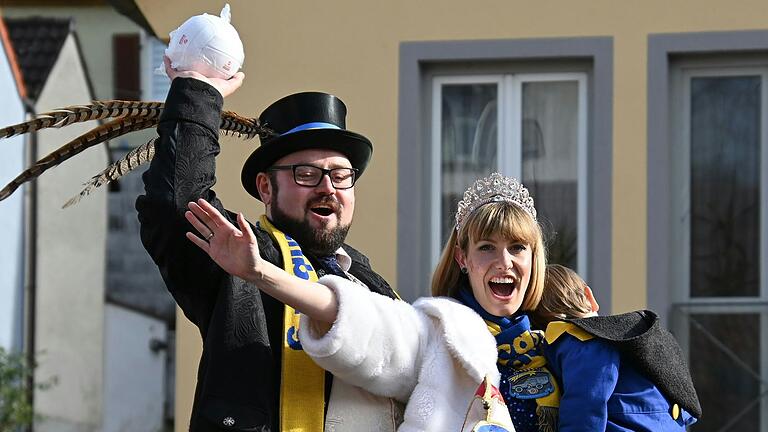 Prinz Claudius I. und Prinzessin Franziska I. hatten alles dafür getan, dass der Höchberger Faschingszug ein Erfolg wurde. Prinz Claudius I. und Prinzessin Franziska I. hatten alles dafür getan, dass der Höchberger Faschingszug ein Erfolg wurde.