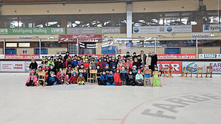Die komplette Grundschule Willanzheim in der Eishalle in Schweinfurt