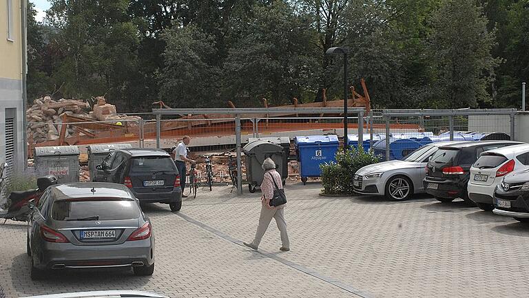 Freier Blick vom Tegut-Parkplatz auf die Anlage: Von den Brauerei-Gebäuden sind nur noch Schuttberge übrig. Ob die Brauerei-Passage &ndash; ungefähr an der Stelle der Radständer &ndash; wie die Ludwigpassage in deren Innenhof münden wird, hängt von der Eigentümergemeinschaft ab.