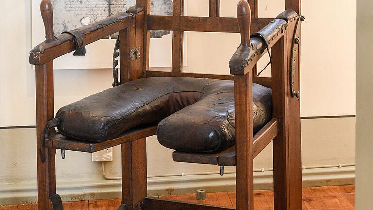 Nur noch selten zu sehen: zusammenklappbarer Gebärstuhl (19. Jhd.) mit verstellbarer Rückenlehne, Griffen und Schlaufen zum Festhalten. Er steht im Museum Malerwinkelhaus in Marktbreit. Dort können zwei Exemplare besichtigt werden: in der Dauerausstellung und in der Sonderausstellung. Nur noch selten zu sehen: zusammenklappbarer Gebärstuhl (19. Jhd.) mit verstellbarer Rückenlehne, Griffen und Schlaufen zum Festhalten. Er steht im Museum Malerwinkelhaus in Marktbreit. Dort können zwei Exemplare besichtigt werden: in der Dauerausstellung und in der Sonderausstellung.