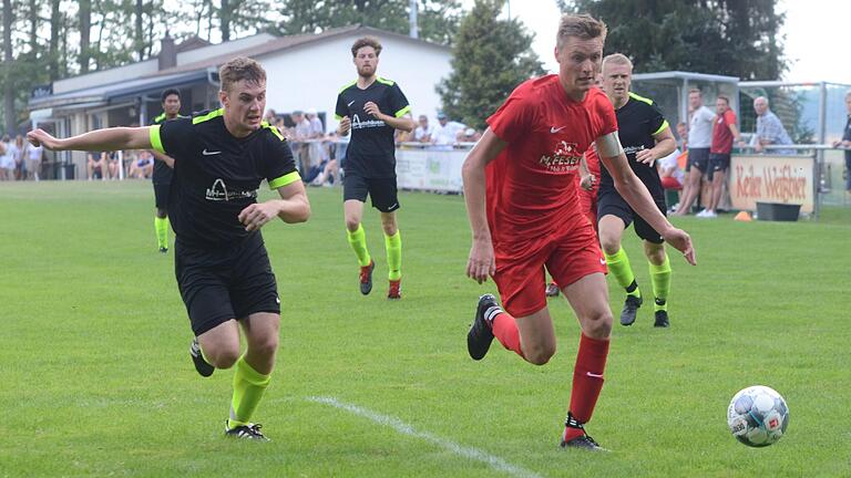 Meistens waren sie hintendran, die Spieler des FC Wiesenfeld-Halsbach, wie hier Dominik Endres (links). Ihm ist Tim Strohmenger, der dreifache Torschütze der FV Gemünden/Seifriedsburg enteilt.