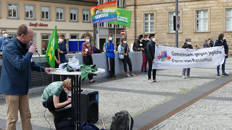 Hubertus Schaller (links) beschwor die Vielfalt einzigartiger Menschen in der Demokratie, die gepflegt und verteidigt werden müsse.