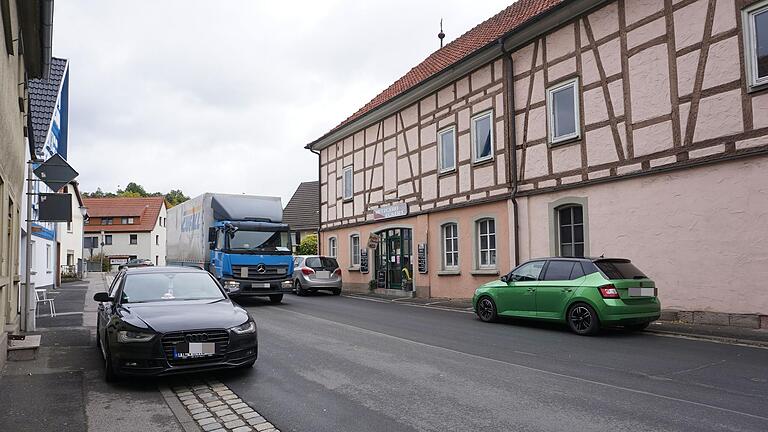 Die Verkehrssituation vor der Metzgerei in Nordheim war Diskussionspunkt in der Bürgerversammlung. Der Bürgermeister bat um Vernunft beim Parken.