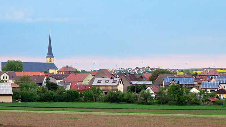 Der Gemeinderat in Prosselsheim hat einen Kriterienkatalog verabschiedet, in dem die Voraussetzungen für eine Anlage von Freifeld-Photovoltaikanlagen im Hoheitsgebiet der Gemeinde festgeschrieben sind.