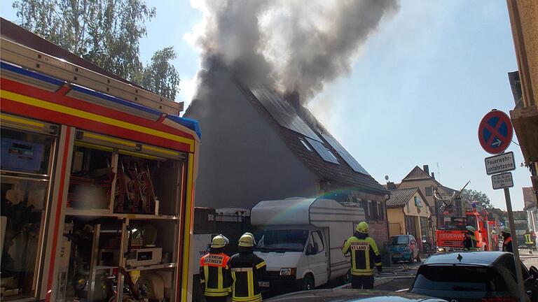 Eng ging es am Samstagvormittag zu bei dem Großeinsatz wegen eines Brandes in der Oberen Neuen Gasse in Etwashausen. Dichter Rauch drang aus dem Obergeschoss.