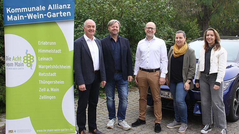 Erster Arbeitstag für den neuen IT-Administrator der Kommunalen Allianz Main-Wein-Garten. Das Foto zeigt (von links) zweiten Allianz-Vorsitzenden Karl Gerhard, Zellingens Bürgermeister Stefan Wohlfart, Informatikkaufmann Steven Gonzka, Schulleiterin Kerstin Schwarz und Allianz-Geschäftsführerin Anna Klüpfel.