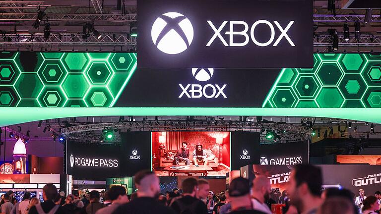 Xbox-Stand auf der Gamescom - Menschen warten vor dem Gamescom-Stand von Microsoft Xbox. Xbox-Stand auf der Gamescom - Menschen warten vor dem Gamescom-Stand von Microsoft Xbox.