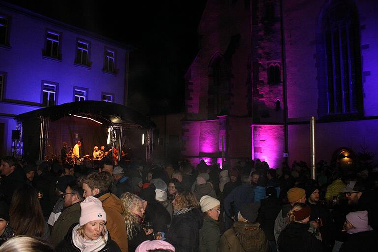 Die zweiten Party schloss am Samstagabend die Nikolaustage perfekt ab. Das Basement Project aus Gössenheim begeisterte und trat mit dem Klassiker 'Keep on rocking in a free world!' für friedliches Miteinander ein. Die zweiten Party schloss am Samstagabend die Nikolaustage perfekt ab. Das Basement Project aus Gössenheim begeisterte und trat mit dem Klassiker 'Keep on rocking in a free world!' für friedliches Miteinander ein.