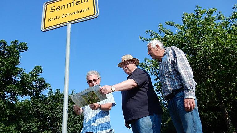 5,2 Kilometer durch den Biotopverbund Senneld       -  Die Tour endet mit dem großen Stauen am &bdquo;Runden Loch&ldquo; im &bdquo;Sennfelder Urwald&ldquo;. Seit 1994 arbeitet die Gemeinde Sennfeld an einem zusammenhängenden Biotopverbund, der von dem Landschaftsschutzgebiet &bdquo;Mainaue&ldquo; bis zur Gemarkungsgrenze mit Gochsheim reicht. Nach Grundstückstausch und Grundstückserwerb ist heute eine lückenlose Tour durch die Natur von über 5,2 Kilometern auf einer Fläche von 7,1 Hektar mit einem Kostenaufwand von knapp 90 000 Euro (ohne Grunderwerb) geschaffen. Für das unterschiedlich breite Band der sich abwechselnden Ökosysteme (Wald, Wiese, Trocken-, Feucht- und Streuobstflächen) wurden 90 hochstämmige Laubbäume (Spitzahorn, Hainbuche, Elsbeere oder etwa Walnuss) sowie 105 Wildobst- und Obstbäume (insbesondere alte Obstsorten), 60 Laubgehölze und 1260 Wildsträucher (Hundsrose, Schlehe, Hartriegel, Hasel, Weißdorn oder Pfaffenhütchen) gepflanzt. Unter dem Motto &bdquo;Schöpfung bewahren&ldquo; schützt Sennfeld den Naturhaushalt in seiner Vielfalt. Dafür wurden Flachwassertümpel und kleine Landschaftsseen angelegt, Kräuterweisen blühen und duften, Steinhaufen und Totholz sind Eidechsen, Blindschleichen, Amphibien, Igeln und Niederwild Heimat, Greifvögel nutzen die aufgestellten Sitzstangen und Insekten die Insektenhotels. Abwechslung wurde auf der ansonsten intensiv durch die Landwirtschaft genutzten Flur durch die Geländemodellierung geschaffen, die Vertiefungen und Erhöhungen schuf. Zu dem Biotopverbund gehören Wanderwege, wobei von einem Besucherkonzept gesprochen werden darf, denn die Gemeinde mäht schmale Streifen, wenn es für den Wanderer durch Kräuterwiesen oder entlang eines nicht gänzlich zugängigen Feuchtbiotops geht. Gewandert wird auch in dem Biotopverbund, &ndash; allerdings nicht der Mensch, sondern Flora und Fauna. Diese ökologische Landschaftsgestaltung sieht Bürgermeister Emil Heinemann in Verbindung mit der ökologischen Flurbereinigung in Gochsheim und der Biotopvernetzung in Schwebheim &ndash; ebenfalls nachhaltige Maßnahmen im Sinne des Artenschutzes. Mit der Redaktion sind Anfang Juni Emil Heinemann, Bauhofsleiter Reiner Thein (Fachwirt für Naturschutz und Landschaftspflege) und Jürgen Kiefer, Naturschutzbeauftragten des Landratsamtes, unterwegs. Der Treffpunkt am Ortsausgang Weyerer Straße, wo heute statt der einstmals geplanten Ortsumgehungsstraße ein grünes Tor den gestuften Grüngürtel an der Bebauung durchbricht, verdeutlicht, was unter einem &bdquo;Dorf in der Landschaft&ldquo; zu verstehen ist. Auch dafür gibt es von Jürgen Kiefer Lob, wie auch für den größten Biotopverbund im Landkreis. Während der Naturschutzbeauftragte von einer guten Zusammenarbeit spricht, nennt Heinemann diese &bdquo;hervorragend&ldquo;. Gleich hoch schätzt der Bürgermeister das Engagement der Sennfelder ein, die Baumpatenschaften (für jeweils 230 Euro) übernommen und bei Pflanzungen zum Spaten gegriffen haben. Entlang der Bebauung (nach Westen) führt die Tour ab dem Ellerngraben nach Süden (Gochsheim). Entlang des Grabens entstand der Biotopverbund, der in die Landschaft hinein führt. Seit 1994 habe auch er viel dazu gelernt, &bdquo;Learning bei Doing&ldquo; also, sagt auch Reiner Thein. Mit der Unteren Naturschutzbehörde habe man Aussaaten und Pflanzungen verfeinert, lerne bei der Pflege weiterhin Neues, was die Sache spannend mache, so der Bürgermeister. Beim Brunnen für die örtliche Wasserversorgung bekommt das Biotop Breite. Der Zaun um den Brunnen ist hinter viel Grün fast verschwunden. Auch hier wurden Büsche und Bäume stufig angelegt und harmonisieren mit der Landwirtschaft. Sichtfenster geben den Blick auf das Feuchtbiotop neben der Wassergewinnung frei. Die nächste Station liegt etwas abseits der Tour &ndash; eine Walnussbaumwiese, die mit den Schülern aus Sennfeld im Jahr 2011 angelegt wurde. Dass auf der Wiese gar so viele Insekten schwirren, erklärt der Bauhofsleiter mit dem Saatgut. Ruhebänke für den Wanderer, Insektenhotels und Vogelstangen stehen am Wegrand. Ein Turmfalke ignoriert jedoch die für ihn aufgestellten Sitzstangen und bevorzugt den hohen Trieb eines Obstbaumes, der eigentlich durch das Aufstellen der Sitzstangen geschont werden soll. An den Hecken und unter den Bäumen fühlt sich nicht nur der Mensch zwischen den Monokulturen der modernen Feldwirtschaft behütet. Jürgen Kiefer berichtet von einer Stärkung des Lebensraumes für Dorngrasmücke, Mönchsgrasmücke, Klappergrasmücke, Nachtigall, Feldlerche, Neuntöter, Feldspatz und weiteren Vogelarten, darunter die selten gewordene Grauammer. Auf dem Weg zum &bdquo;Runden Loch&ldquo; im Bereich der Mainaue wird die Reichelshöfer Straße gequert, die 1998 unter Mithilfe von Schülern und den Vereinen zur Allee umgestaltet wurde. Gleich nördlich der Straße führt der gemähte Weg an einem großen Tümpel vorbei, wo der Frosch ein Konzert gibt. In das Rückzugsgebiet der Lurche ist für den Menschen kein Pfad angelegt. Dieser wird weiter nach Norden zum Main geführt. An der Nahtstelle zwischen Feld und Aue (Bereich Hellen Lohe) liegt das &bdquo;Runde Loch&ldquo;, also der &bdquo;Sennfelder Urwald&ldquo; &ndash; so Heinemann zu dem Juwel im Landschaftsschutzgebiet, dessen Zugang vom Bauhof für Führungen freigeschnitten wird. In dem See (Altmain) spiegeln sich die hohen Bäume, die Seerosen blühen, eine Entenmutter ist mit ihrem Nachwuchs unterwegs. Wer jetzt eine Pause braucht, findet Tische und Bänke und vor allem einen prächtigen Blick auf Schloss Mainberg am Rastplatz &bdquo;Helle Lohe&ldquo;, der auch Station auf dem Assisi-Besinnungspfad ist.