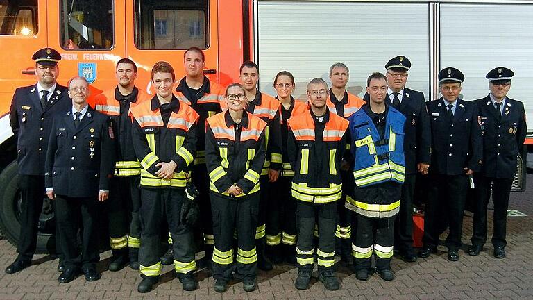 Bei einem Brandeinsatz muss jeder Handgriff sitzen       -  Neun Feuerwehrfrauen und -männer der Stadtfeuerwehr Kitzingen haben die Leistungsprüfung &bdquo;Die Gruppe im Löscheinsatz&ldquo; in verschiedenen Leistungsstufen mit Erfolg absolviert. Das Zusammenspiel der einzelnen Feuerwehrleute sowie die Kommunikation zwischen den Trupps und ihrem Gruppenführer soll die Realität widerspiegeln und so gut wie möglich die einzelnen Handgriffe im Brandeinsatz &bdquo;in Fleisch und Blut&ldquo; übergehen lassen, heißt es in der Pressemitteilung. Bei der Prüfung wird in einem knappen Zeitfenster das richtige und sorgfältige Verhalten im Ernstfall trainiert. Über die bestandene Prüfung freut sich die Gruppe mit den drei Schiedsrichtern (von links) Kreisbrandinspektor Dirk Albrecht, Ausbilder Jochen Schmidt, Dominik Stengel, Jonas Wirth, Rene Geretschläger, Susanne Münch, Frederik Drenkard, Sina Wolf, Florian Lenz, Andreas Lenz, Markus Urlaub, Kreisbrandinspektor Günter Wilhelm, Ehrenkreisbrandmeister Engelbert Scherer sowie Stadtbrandmeister Matthias Gernert als stellvertretender Verantwortlicher der Wehr.