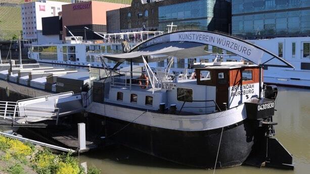 Das Kunstschiff Arte Noah im Würzburger Kulturhafen hinter dem Kulturspeicher öffnet seine Kajütentüre in der einzigen schwimmenden Galerie Deutschlands am Tag der offenen Tür.