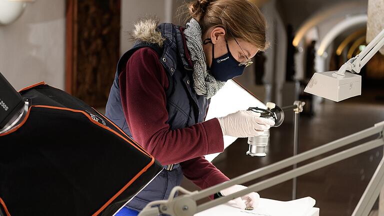 Restauratorin Brigitte Brühl nutzt die Abwesenheit von Besuchern, um im Ausstellungssaal Bronze-Objekte aus der Merowinger-Zeit zu untersuchen und zu fotografieren.