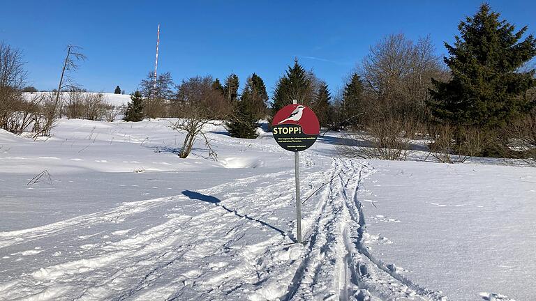 Schilder halten Besucher des Naturschutzgebiets Lange Rhön im Winter offensichtlich nicht auf.