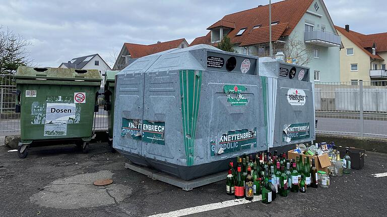 Wegen Überfüllung geschlossen: Die Altglas-Container am Kreisbauhof in der Schallfelder Straße.