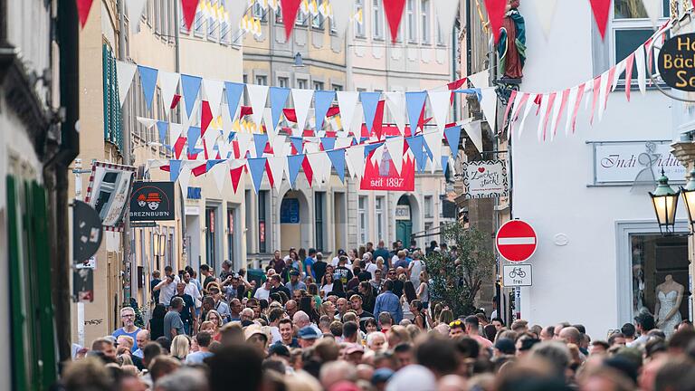 sandkerwa bamberg.jpg       -  2024 wird in Bambergs Altstadt das Volksfest Sandkerwa gefeiert. Hier lesen Sie alle wichtigen Informationen zu Terminen, Programm und Öffnungszeiten.