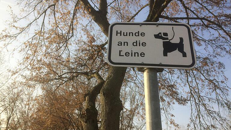Hunde an die Leine. Das gilt laut Hundehaltungsverordnung in Karlstadt für alle Kampfhunde und solche, die den Großen Hunderassen angehören. Hunde an die Leine. Das gilt laut Hundehaltungsverordnung in Karlstadt für alle Kampfhunde und solche, die den Großen Hunderassen angehören.