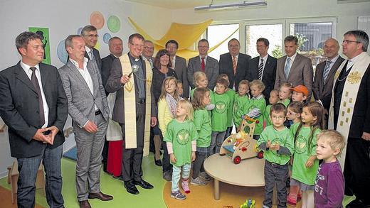 Gemeinsam bei der Segnung der Kindertagesstätte &bdquo;Mittendrin&ldquo;: (von links) Architekt Matthias Leicht, Thomas Karsten vom Bischöflichen Bauamt Würzburg, der frühere Vorsitzende der Verwaltungsgemeinschaft Heustreu, Alois Gensler, Hollstadts Bürgermeister Georg Menninger, Pfarrer Frank Mathiowetz, Ehrenbürger Hugo Gütling, Kita-Leiterin Gabi Halbig, Altbürgermeister Walter Weber, der zweite Bürgermeister aus Wollbach, Andreas Schlagmüller, Bürgermeister Ansgar Zimmer, der stellvertretende Landrat Peter Suckfüll, Unslebens Bürgermeister Michael Gottwald, Kita-Geschäftsführer Volker Müller und Domkapitular Clemens Bieber.