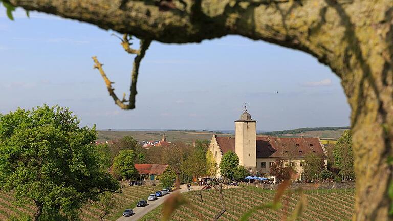 Die Hallburg liegt zwei Kilometer von Volkach entfernt umgeben von Weinbergen in pittoresker Landschaft.