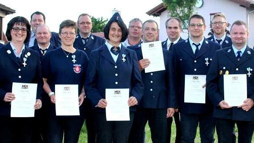 Zentrale Ehrung: Viele Feuerwehrfrauen und - männer wurden für ihren 25-jährigen aktiven Dienst ausgezeichnet (siehe Bericht). Zentrale Ehrung: Viele Feuerwehrfrauen und - männer wurden für ihren 25-jährigen aktiven Dienst ausgezeichnet (siehe Bericht).