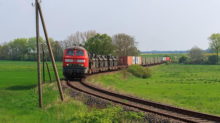 Der letzte Gütertransport auf der Steigerwaldbahn im Landkreis Kitzingen. Beim Abzug der Amerikaner 2006 war die stillgelegte Strecke noch einmal richtig gefragt, um schweres Gerät zu transportieren. Seitdem bewegt sich mit Ausnahme einiger Nostalgiefahrten nichts mehr.