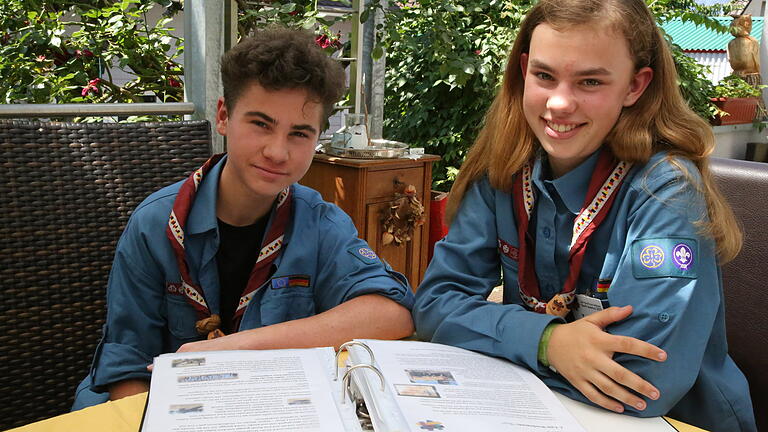 Teresa Bednarz und Jakob Franz sammeln ihre Erlebnisse zu ihrem anstehenden Besuch beim World Scout Jamboree in einem eigens dafür angelegten Ordner. Teresa Bednarz und Jakob Franz sammeln ihre Erlebnisse zu ihrem anstehenden Besuch beim World Scout Jamboree in einem eigens dafür angelegten Ordner.