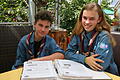 Teresa Bednarz und Jakob Franz sammeln ihre Erlebnisse zu ihrem anstehenden Besuch beim World Scout Jamboree in einem eigens dafür angelegten Ordner.