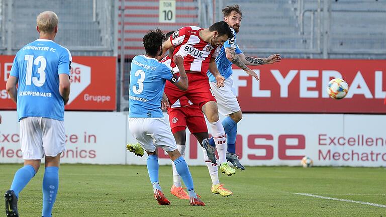 Der erste Streich: Kickers-Angreifer Luca Pfeiffer köpft umringt von den Chemnitzern (von links) Clemens Schoppenhauer, Niklas Hoheneder und Pascal Itter zum 1:0 ein.