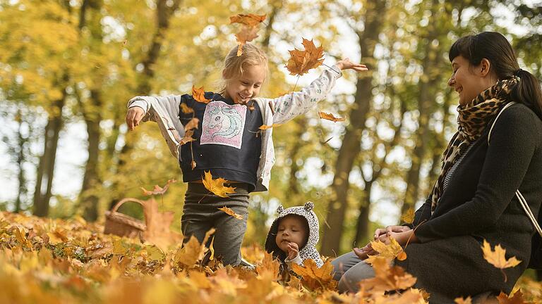 Spaziergänge in der näheren Umgebung bleiben erlaubt - hier toben die Schwestern Käthe und Merle im Ringpark in Würzburg durch das Herbstlaub. Auf überregionale Tagesausflüge sollte man aber während des Teil-Lockdowns verzichten.