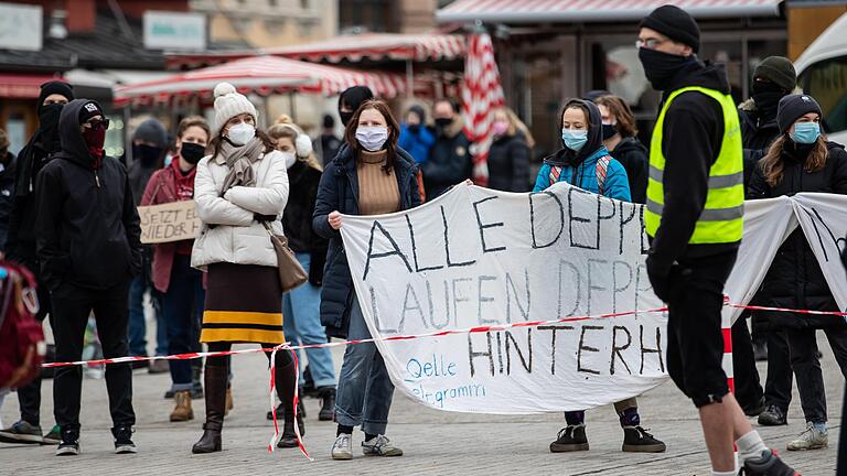 Die Initiative 'Eltern stehen auf Würzburg' demonstrierte am Samstag auf dem unteren Markt in Würzburg gegen die Corona-Beschränkungen. Begleitet wurde sie von Gegenprotesten.&nbsp;