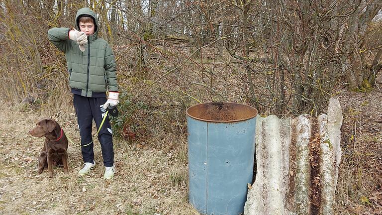 Daumen runter für Müll, der einfach in der Natur zurückgelassen wird.