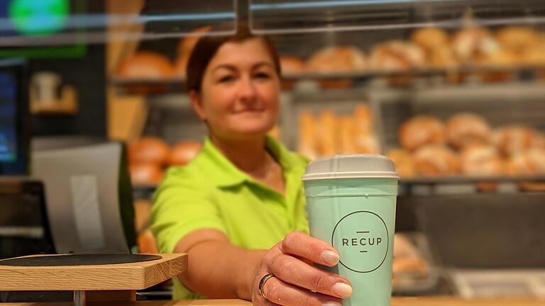 Mit Recup-Bechern in der Bäckerei Schmitt ist das erste Mehrwegsystem großflächig im Landkreis vertreten. - Mit Recup-Bechern in der Bäckerei Schmitt ist das erste Mehrwegsystem großflächig im Landkreis vertreten. Mit Recup-Bechern in der Bäckerei Schmitt ist das erste Mehrwegsystem großflächig im Landkreis vertreten. - Mit Recup-Bechern in der Bäckerei Schmitt ist das erste Mehrwegsystem großflächig im Landkreis vertreten.