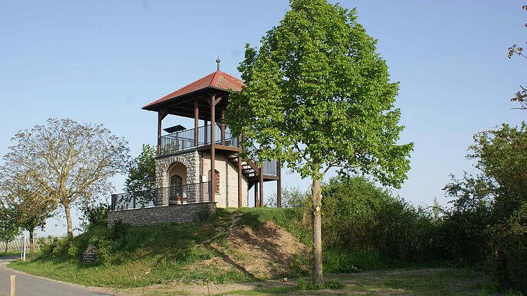 Für diese Saison wird am Aussichtsturm in Sommerach  ein Toilettenhäuschen aufgestellt, um der Verunreinigung in den Weinbergen entgegen zu wirken.