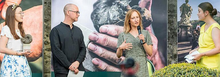 Sandra Sauer (am Mikrofon) freut sich, für das Weingut Horst Sauer den 17. Ceratiten, die Trophäe der 'Best of Franken'-Wettbewerbe, entgegenzunehmen. Besonders freute sie, dass es den erstmalig für einen ihrer Rotweine gab. Mit im Bild die fränkische Weinkönigin Lisa Lehritter (links), Pate Jochen Reinhardt und Moderatorin Carolin Mayer.&nbsp;