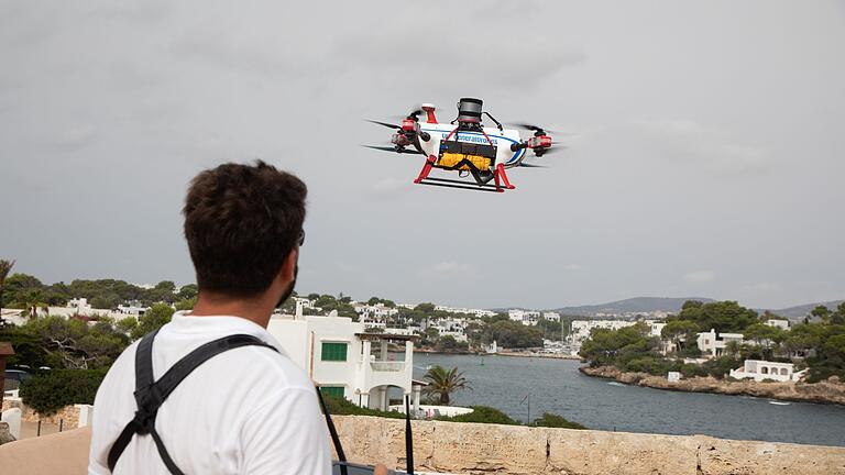 Sicherheitsdrohne auf Mallorca - Die Tests an der Ostküste Mallorcas laufen bis Ende September. (Foto Produktion) Sicherheitsdrohne auf Mallorca - Die Tests an der Ostküste Mallorcas laufen bis Ende September. (Foto Produktion)