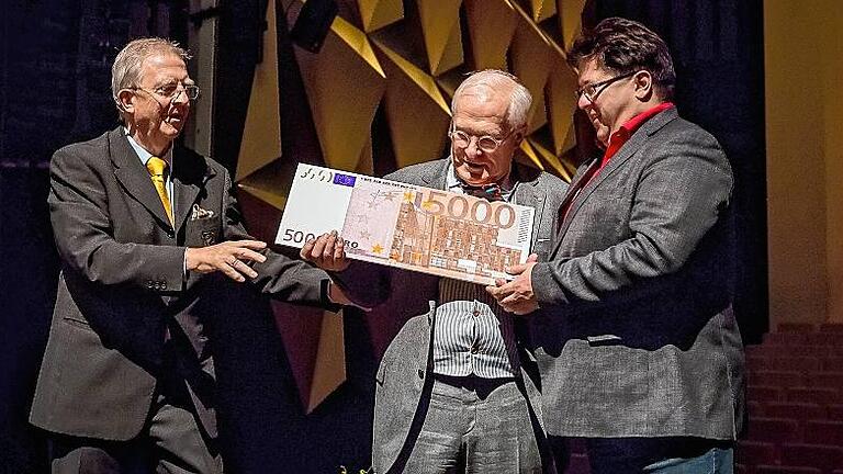 Der alte Vorsitzende Georg Krainer und Georg Lippert (Mitte) überreichen Theaterchef Christian Kreppel eine Spende von 5000 Euro.