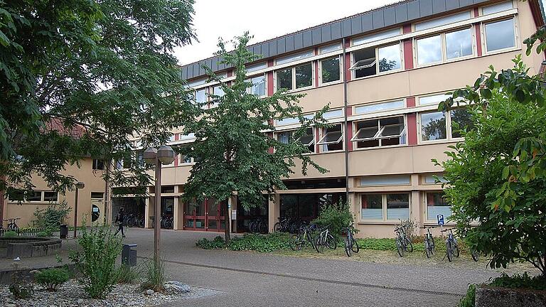 Das Frobenius-Gymnasium soll auf einem Campus am Stadtrand neu gebaut werden. Der Kreis erwirbt nun die Grundstücke.