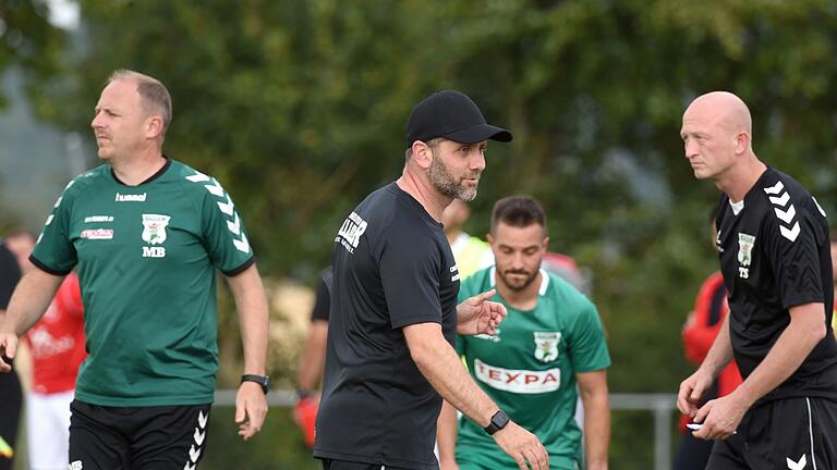 Das Großbardorfer Trainerteam um Markus Bach (von links), Mario Schindler und Tobias Schunder hat bereits vor der Winterpause seine Verträge um ein weiteres Jahr verlängert.