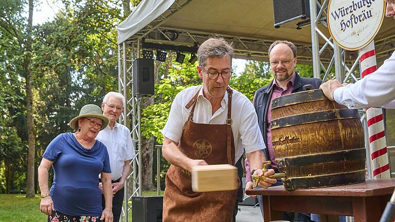 OB Christian Schuchardt mit geübtem Schwung bei der Eröffnung des Ringparkfests am Freitag. OB Christian Schuchardt mit geübtem Schwung bei der Eröffnung des Ringparkfests am Freitag. 